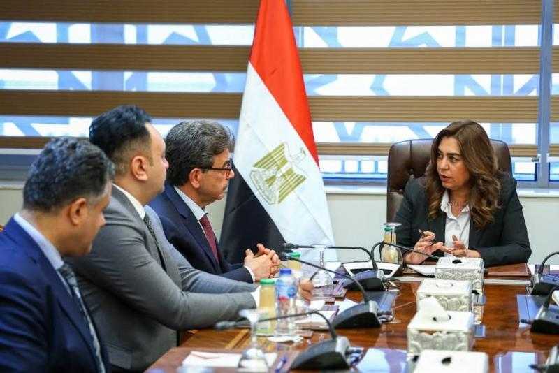 وزيرة التنمية المحلية تبحث مع نقيب الأطباء البيطريين عدداً من الملفات المشتركة بالمحافظات
