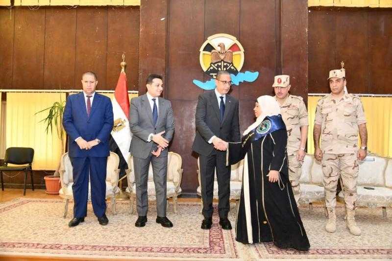 احتفالاً بيوم الشهيد والمحارب القديم؛ محافظ الفيوم يُكرّم أسر الشهداء ومصابي العمليات الحربية