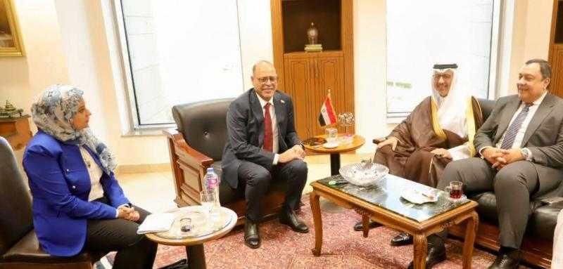 وزير العمل المصري يلتقي السفير السعودي في القاهرة