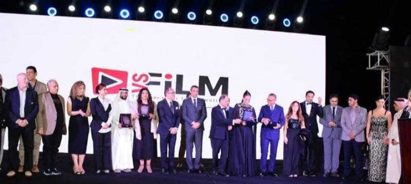 السويس ترتدى ثوب الفرح .. مهرجان VS-FILM للأفلام القصيرة جدا يضىء ليالى المدينة بتكريم النجوم في حفل الافتتاح