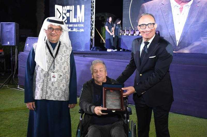 تكريم المخرج الكبير عمر عبد العزيز فى الليلة الختامية بمهرجان VS-FILM للأفلام القصيرة جدًا