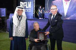 تكريم المخرج الكبير عمر عبد العزيز فى الليلة الختامية بمهرجان VS-FILM للأفلام القصيرة جدًا