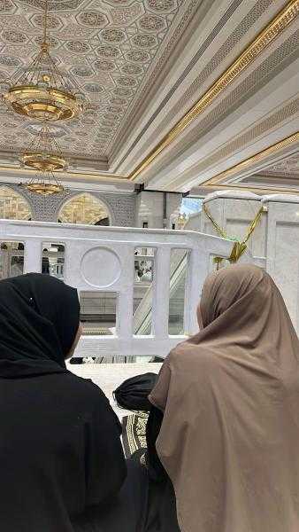 المنتجة السينمائية الكبيرة رنا ابوسيدو تؤدي مناسك العمرة