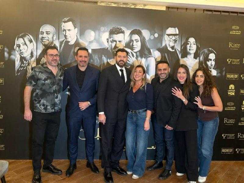 عمرو يوسف يقدم وجبة رومانسية لشكل العلاقات الزوجية في السلم والثعبان