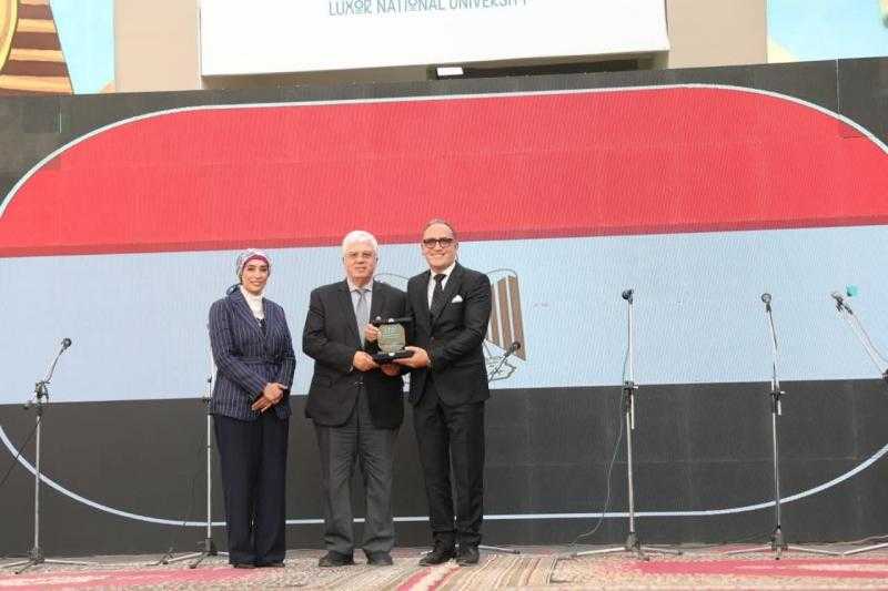 تكريم د.أسامة أبونار بعد وضعه الهوية البصرية لجامعة الأقصر الأهلية