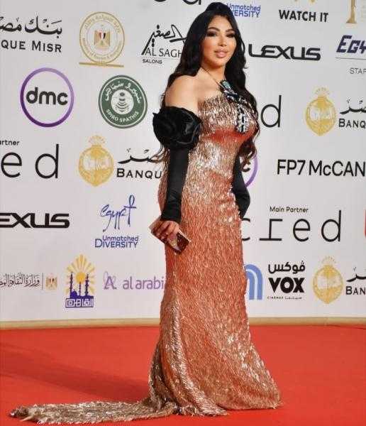 إطلالة فرعونية راقية.. غادة إبراهيم تتألق بـ”مفتاح الحياة” على السجادة الحمراء لمهرجان القاهرة