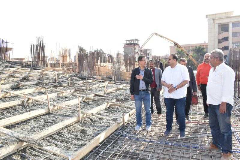 رئيس جامعة بنها يتفقد صب الدور الأرضى بمبنى المدرجات الجديد بكفر سعد