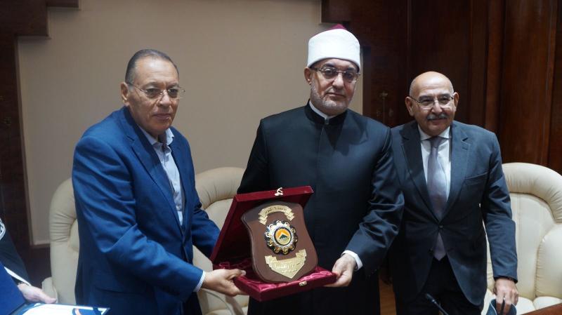 جامعة 6 أكتوبر تستضيف مفتي الديار المصرية في ندوة حول مخاطر الشائعات على الأمن القومي