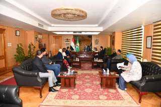 محافظ الفيوم يناقش آليات تطوير منظومة إدارة الأصول الإستثمارية بالمحافظة