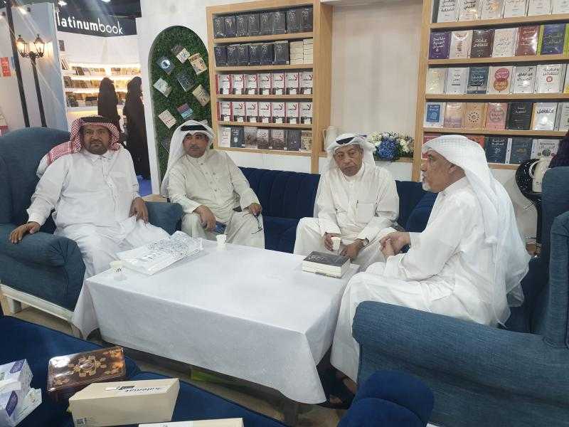 الشاعر دخيل الخليفة يوقع المجموعةالشعرية”بحثا عن جهة خامسة”