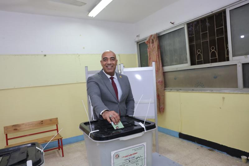 المهندس خالد عامر امين مساعد حزب الجبهة الوطنية أمانة محافظة القاهرة يدلى بصوته في الانتخابات البرلمانية