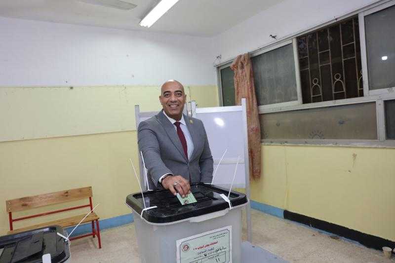 المهندس خالد عامر امين مساعد حزب الجبهة الوطنية أمانة محافظة القاهرة يدلى بصوته في الانتخابات البرلمانية
