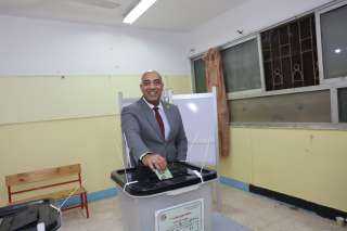 المهندس خالد عامر امين مساعد حزب الجبهة الوطنية أمانة محافظة القاهرة يدلى بصوته في الانتخابات البرلمانية