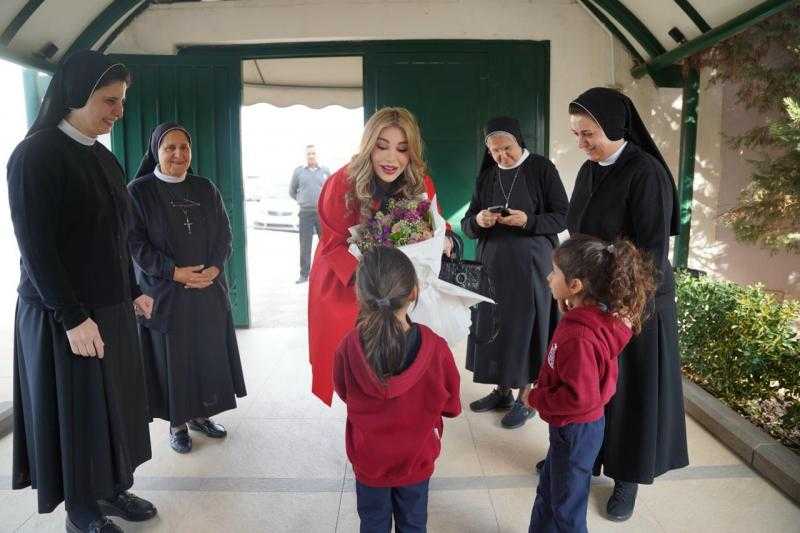 الأديبة الدكتورة سارة طالب السهيل تفتتح معرض “من الصفحة إلى الحياة” في مدرسة راهبات الوردية