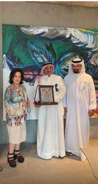 الدكتور محمد الكندري يكرم معالي الشيخة مي بنت محمد آل خليفة