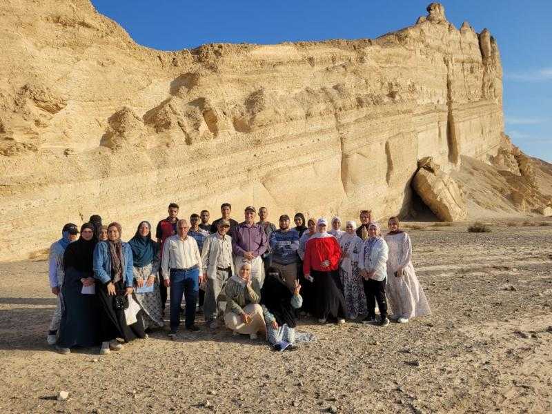 للعام السابع على التوالى.. طلاب كلية العلوم بجامعة الفيوم يؤدون امتحاناتهم وسط جبال البحر الاحمر