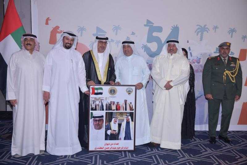 ديوان أبناء المرحوم عبدالرحمن الكندري يهدي السفارة الإماراتية بالكويت لوحة تذكارية