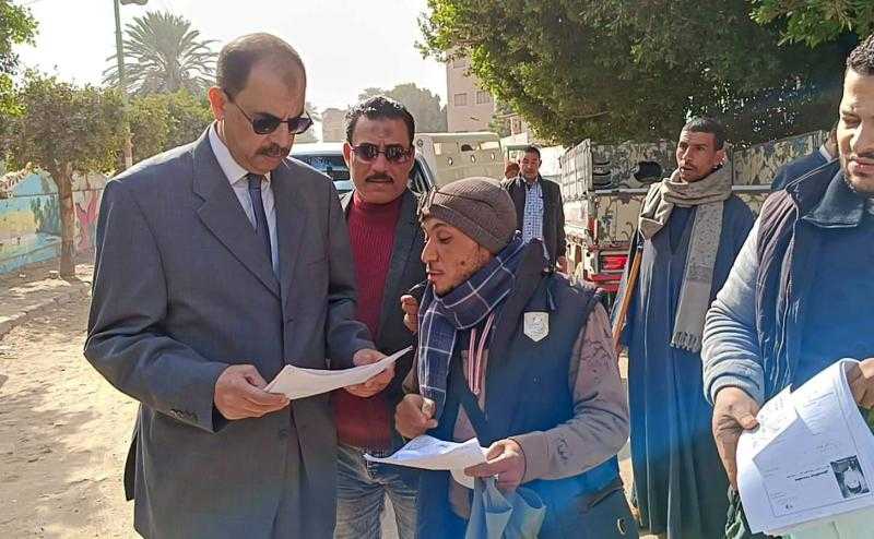 محافظ سوهاج يجرى جولة مفاجئة بقرية تونس ويوجه بتحسين مستوى الخدمات والنظافة