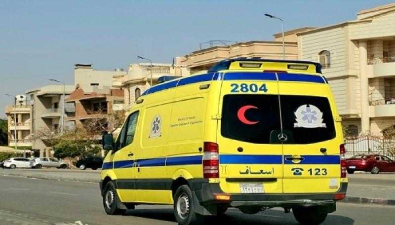 خروج الفتيات المصابات باختناق في مصنع ملابس بالمنطقة الصناعية بالإسماعيلية