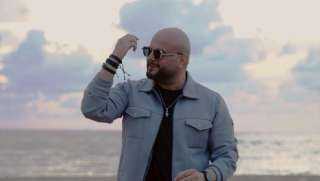 المطرب أمين سلطان يغني ”رح حنن قلبي” بعمق وجداني