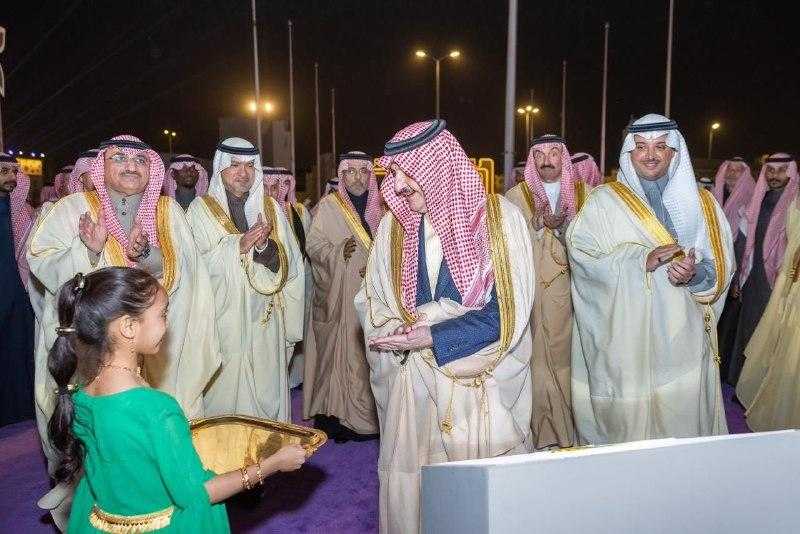أمير المنطقة الشرقية يدشّن مهرجان تمور الأحساء المصنّعة