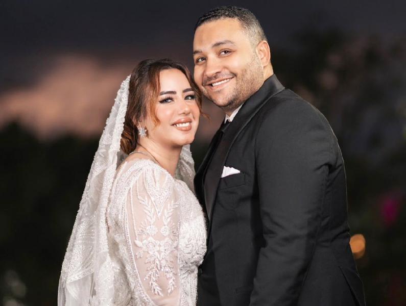 العروسين عند توقيع العقد