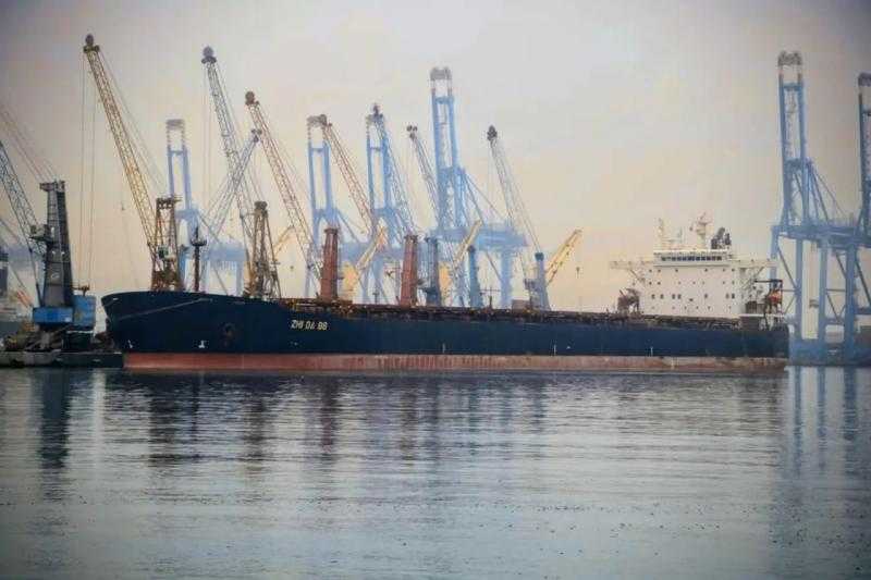 سيسكو ترانس تؤكد ريادتها العالمية بتفريغ 138 ألف طن سلاج في 77 ساعة