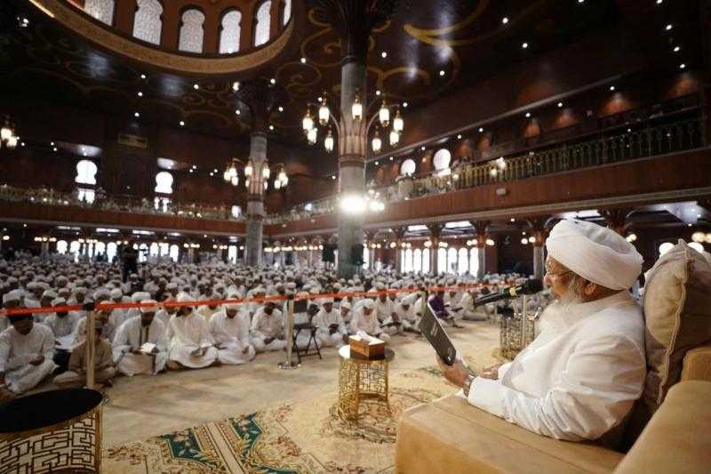 ​عشرات الآلاف يرفعون أكفّ الضراعة للسلام العالمي في ”جامع الفتوح” بالهند