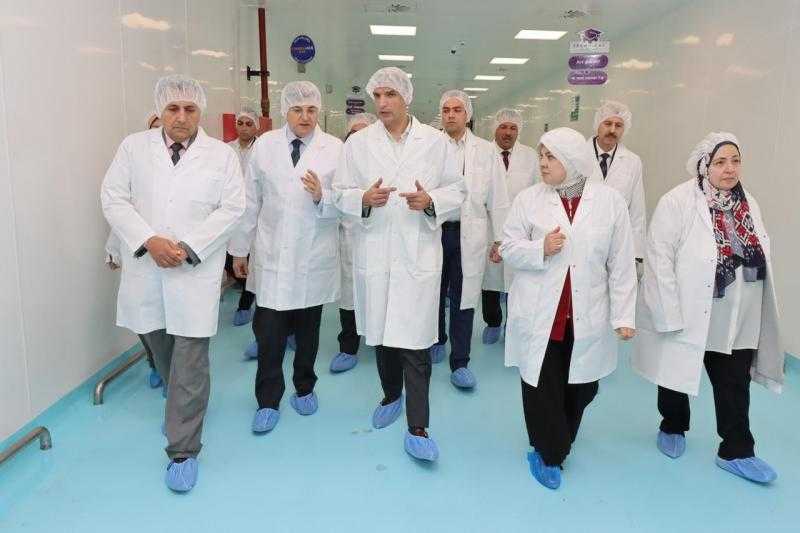 وزير الصناعة يتفقد مصنع “آمون للأدوية” بالعبور ويشيد بدوره في دعم الأمن الدوائي وزيادة صادرات الدواء المصري