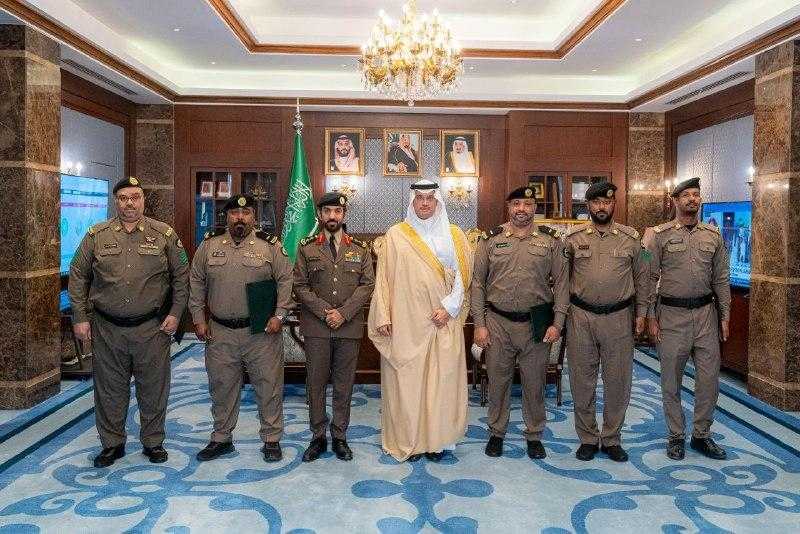 محافظ الأحساء يكرّم عددًا من رجال الأمن المتقاعدين بالمحافظة