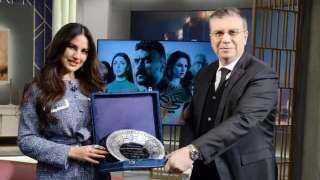 عمرو الليثي يكرم درة في «واحد من الناس»