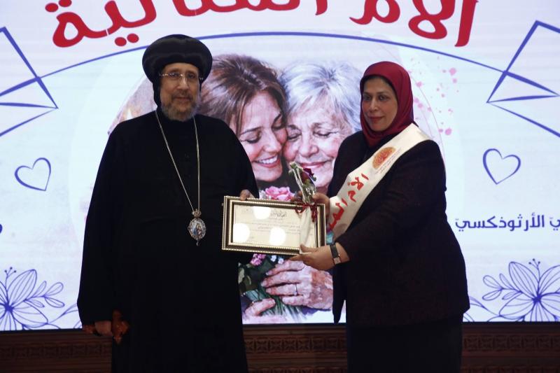 الأستاذ أسماء الحسيني خلال التكريم 