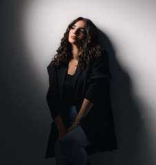 ميرنا شلبي تطلق أغنية ”الأعذار المتقالة”