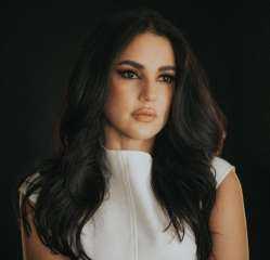 درة تعبر عن تضامنها الكامل”لبنان الحبيب لا يستحق كل هذا الوجع”