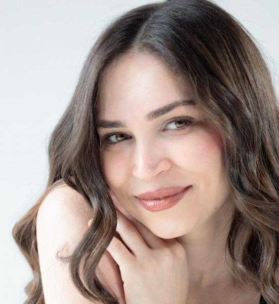 منار الهجرسي تخطف الأنظار في مهرجان كان بفيلم “وعد التراب”