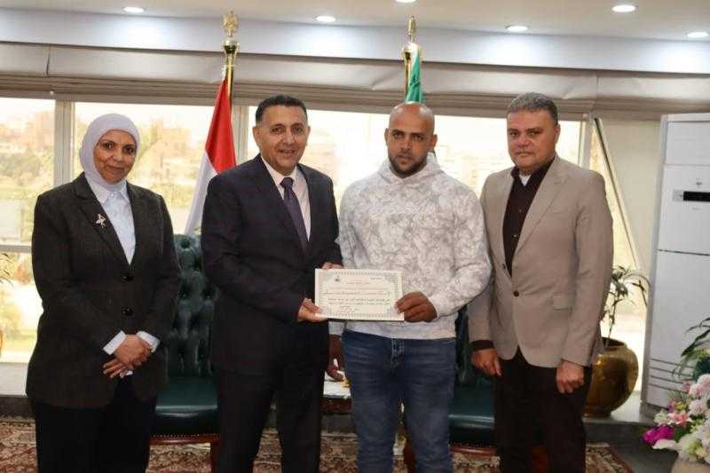 محافظ القليوبية يُكرم سائقي اللوادر لدورهما في إخماد حريق مصانع القناطر الخيرية