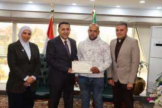 محافظ القليوبية يُكرم سائقي اللوادر لدورهما في إخماد حريق مصانع القناطر الخيرية