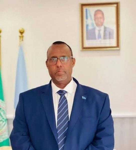 سفير الصومال بالقاهرة يعزي رئيس الوزراء المصري في وفاة والده