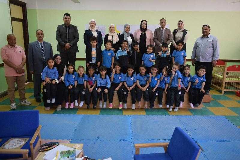 مدير تعليم جنوب سيناء تتابع سير العملية التعليمية بالمدرسة المصرية اليابانية بالعاصمة طور سيناء واحدى التلميذات تقوم باهدائها تابلوه فنى .