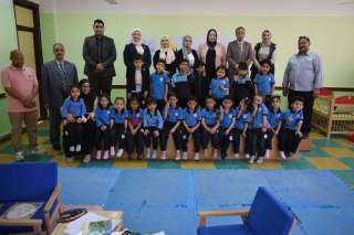 مدير تعليم جنوب سيناء تتابع سير العملية التعليمية بالمدرسة المصرية اليابانية بالعاصمة طور سيناء واحدى التلميذات تقوم باهدائها تابلوه فنى .