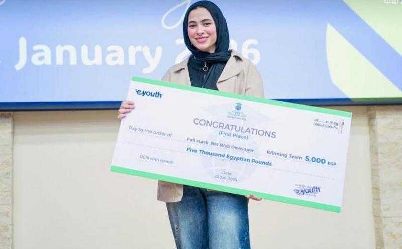 طالبة بالجامعة المصرية الروسية تحصد المركز الأول من وزارة الإتصالات