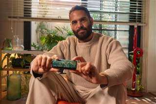 تتعاون IQOS مع الفنان المصري محمد طلايع لتقديم تجربة فنية مبتكرة