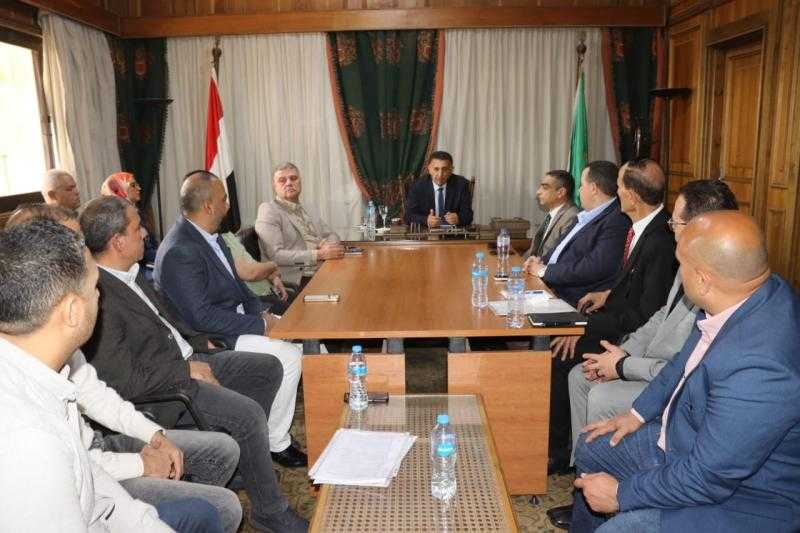 محافظ القليوبية يبحث مع صناع ”باسوس” آليات تقنين أوضاع المصانع ودمجها في الاقتصاد