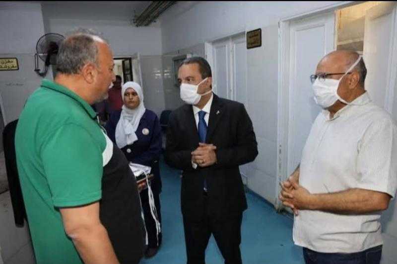 محافظ المنوفية يفاجئ مستشفى منوف و يحيل 7 من العاملين بالمستشفى للتحقيق