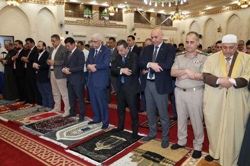 محافظ المنوفية ورئيس جامعة المنوفية يؤديان صلاة عيد الأضحى بمسجد الرؤوف الرحيم بشبين الكوم