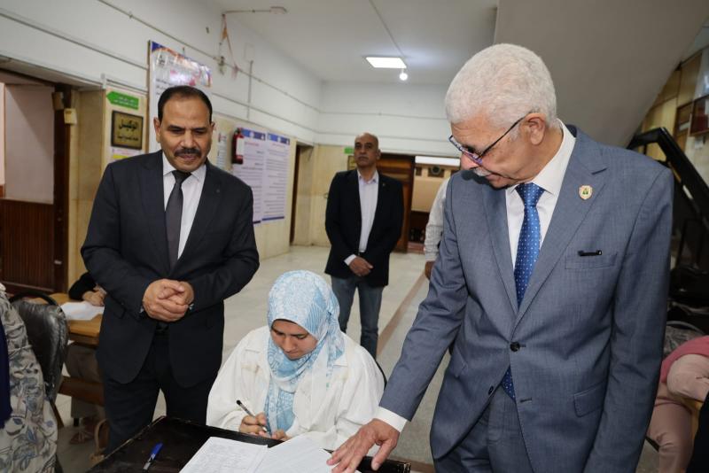 اثناء تفقد امتحانات كلية التربية