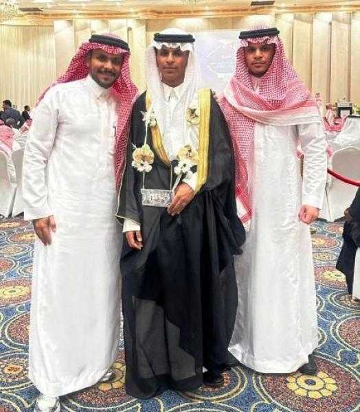 الطالب عبد الله بن عمر الجهني يتلقى التهاني بالتخرج