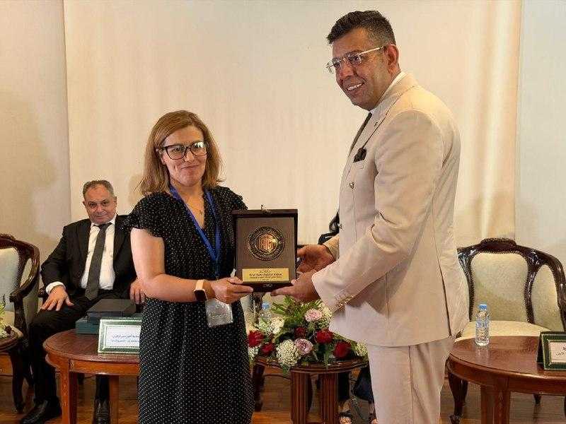 فهد العملة يكرّم الدكتورة جميلة مرابط تقديراً لعطائها وإبداعها