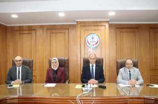 رئيس مجلس إدارة المستشفيات الجامعية بالمنوفية يترأس اجتماع لجنة الموارد البشرية بالمستشفيات الجامعية
