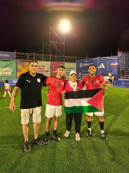 السيدة كريمة العربى تحتفل بالفوز مع أبنائها فى إيطاليا